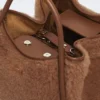 Petit sac marine en tissu teddy, couleur camel Petit sac marine en tissu teddy, couleur camel
