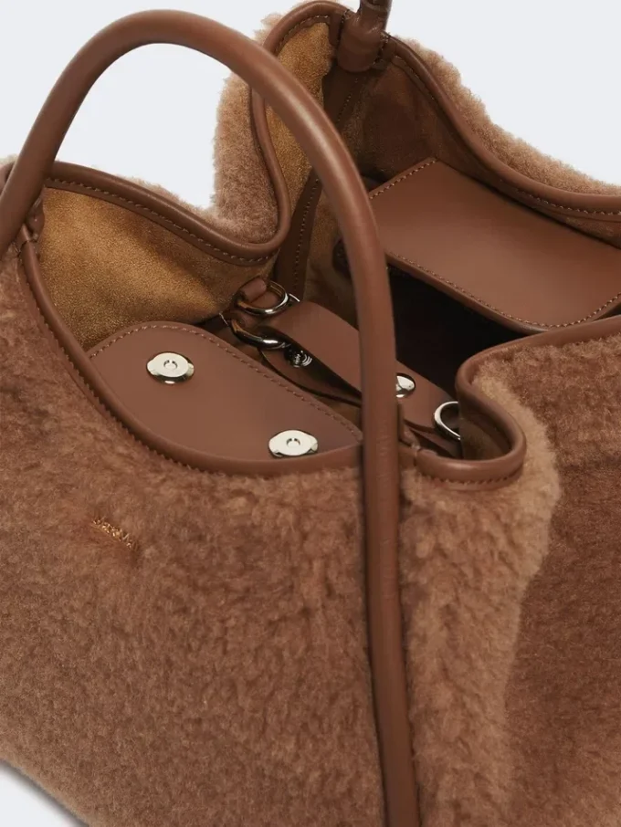 Petit sac marine en tissu teddy, couleur camel Petit sac marine en tissu teddy, couleur camel