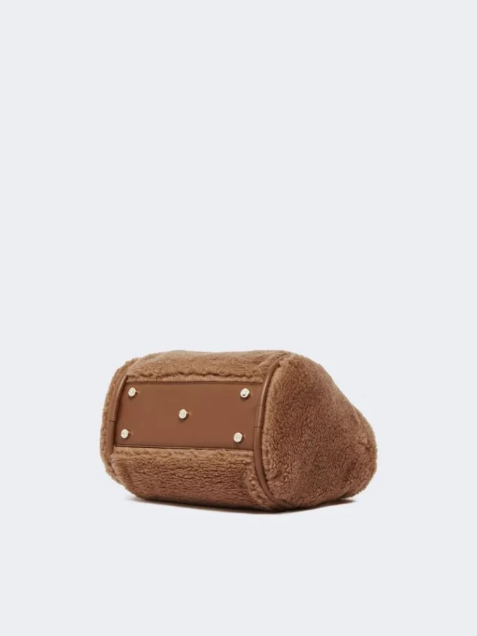 Petit sac marine en tissu teddy, couleur camel Petit sac marine en tissu teddy, couleur camel