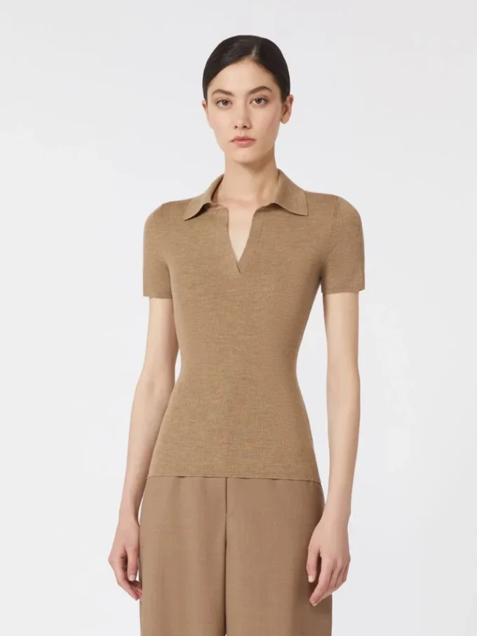 Polo en laine à côtes, beige doré et marron Polo en laine à côtes, beige doré et marron