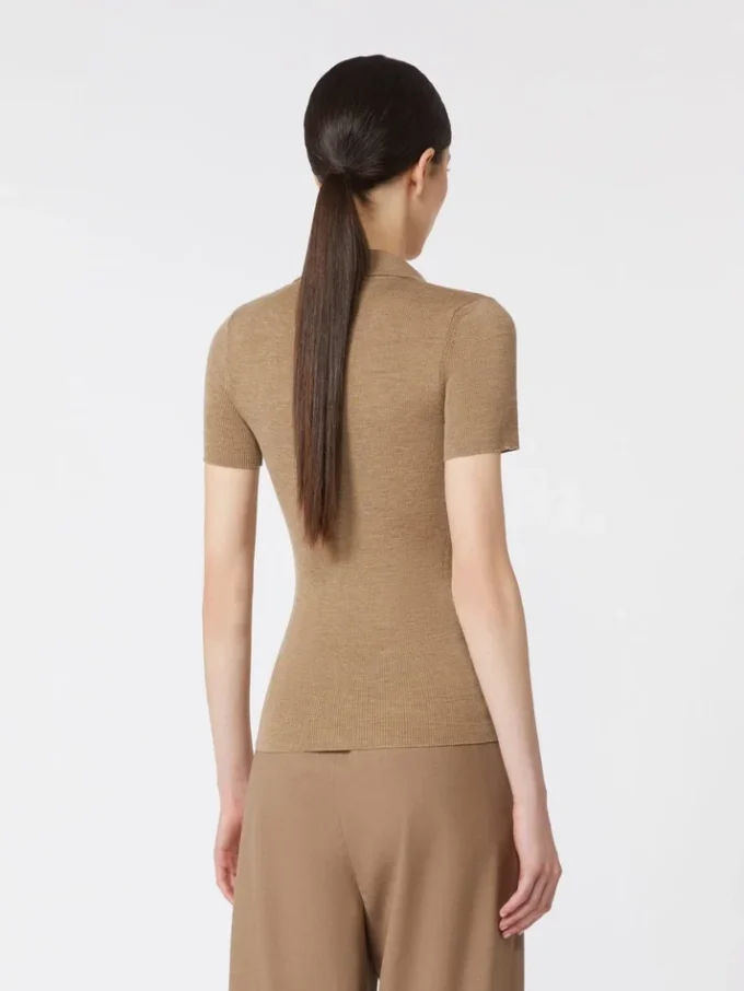 Polo en laine à côtes, beige doré et marron Polo en laine à côtes, beige doré et marron