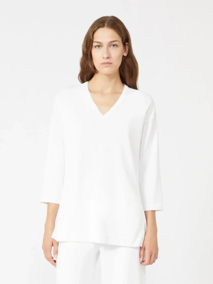 Pull à col en V en crêpe de viscose, blanc optique Pull à col en V en crêpe de viscose, blanc optique
