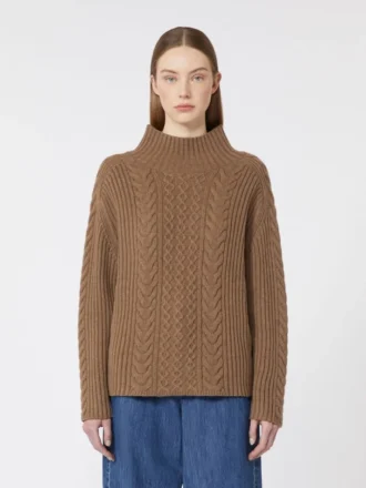 Pull à col roulé en laine et cachemire à mailles torsadées, couleur boue