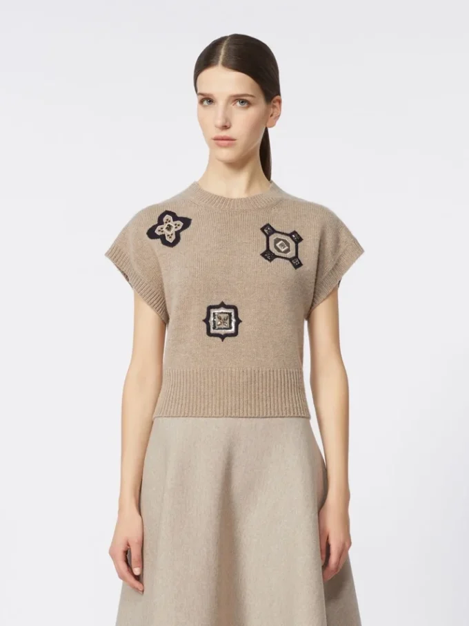 Pull court en laine et cachemire, couleur sable Pull court en laine et cachemire, couleur sable