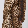 Robe chemise en sergé de soie à croisillons, couleur camel Robe chemise en sergé de soie à croisillons, couleur camel