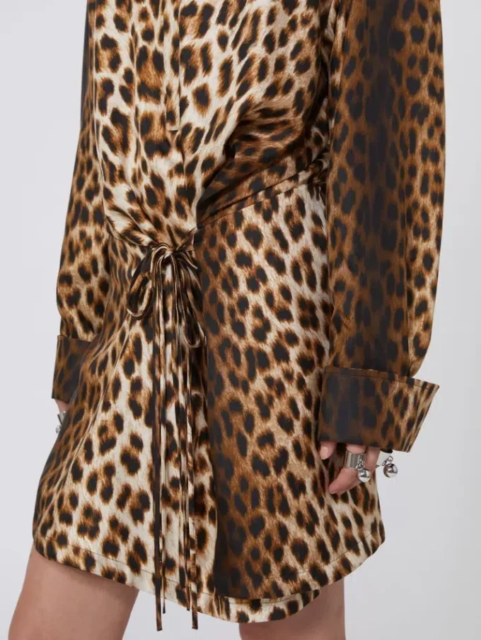 Robe chemise en sergé de soie à croisillons, couleur camel Robe chemise en sergé de soie à croisillons, couleur camel