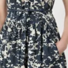 Robe en coton imprimé avec ceinture, bleu outremer Robe en coton imprimé avec ceinture, bleu outremer