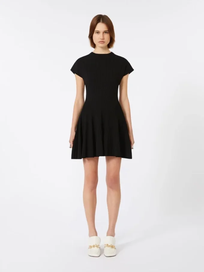 Robe en maille, ajustée à la taille, noire Robe en maille, ajustée à la taille, noire