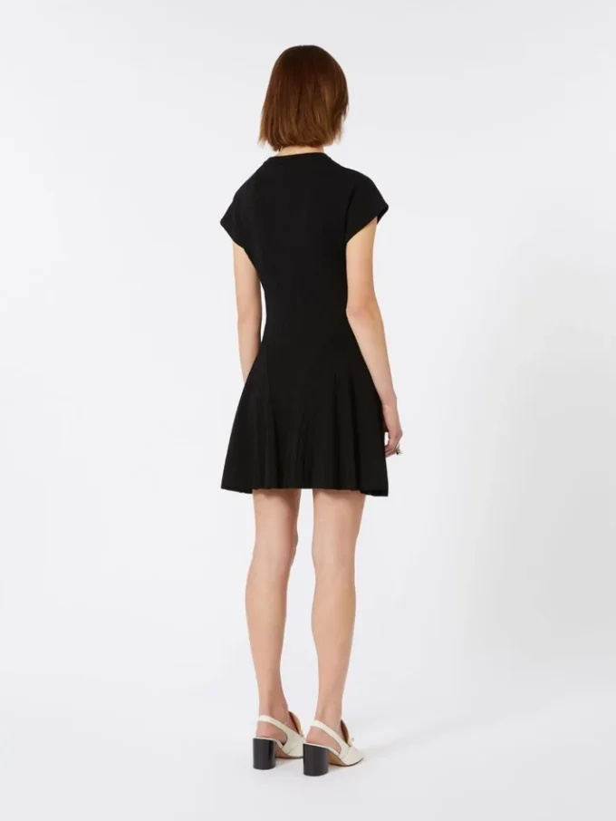 Robe en maille, ajustée à la taille, noire Robe en maille, ajustée à la taille, noire