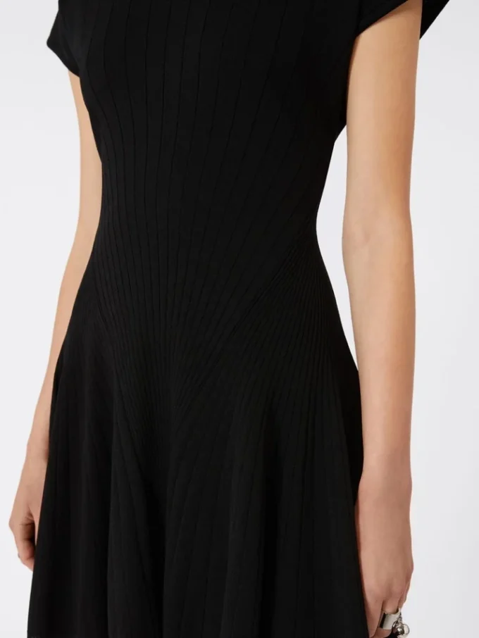 Robe en maille, ajustée à la taille, noire Robe en maille, ajustée à la taille, noire