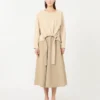 Robe en tissu technique et coton, couleur noisette Robe en tissu technique et coton, couleur noisette