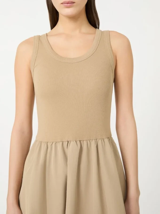 Robe en tissu technique et coton, couleur noisette Robe en tissu technique et coton, couleur noisette