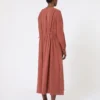 Robe en toile de soie délavée, couleur terre cuite Robe en toile de soie délavée, couleur terre cuite