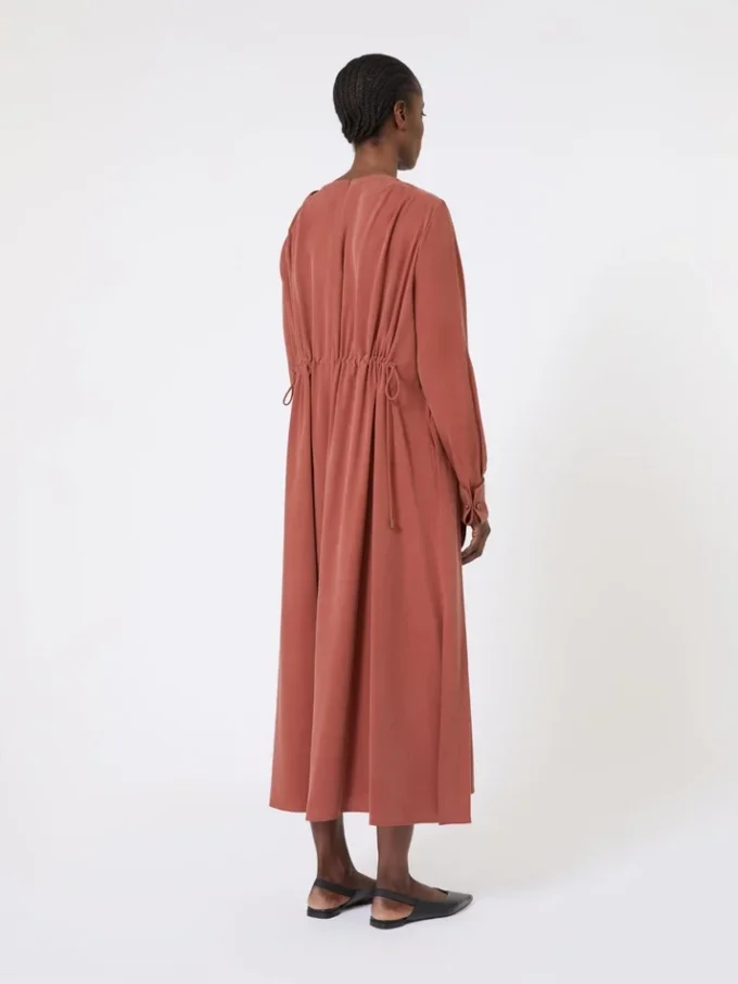 Robe en toile de soie délavée, couleur terre cuite Robe en toile de soie délavée, couleur terre cuite