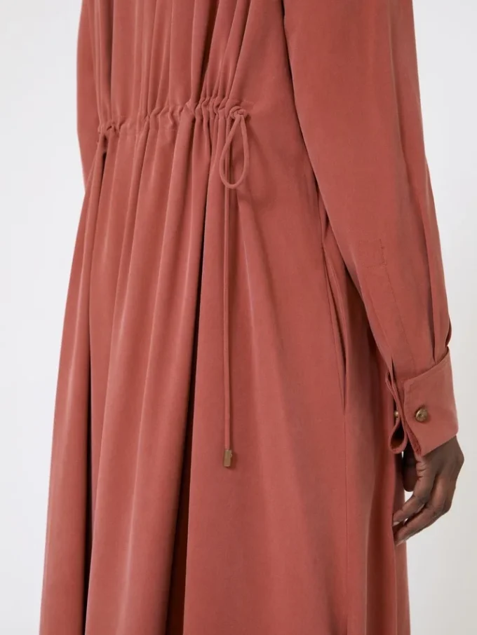 Robe en toile de soie délavée, couleur terre cuite Robe en toile de soie délavée, couleur terre cuite