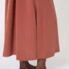 Robe en toile de soie délavée, couleur terre cuite Robe en toile de soie délavée, couleur terre cuite