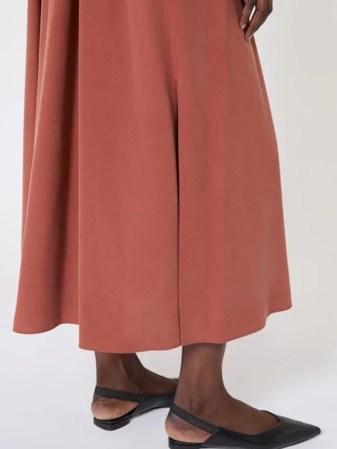 Robe en toile de soie délavée, couleur terre cuite Robe en toile de soie délavée, couleur terre cuite