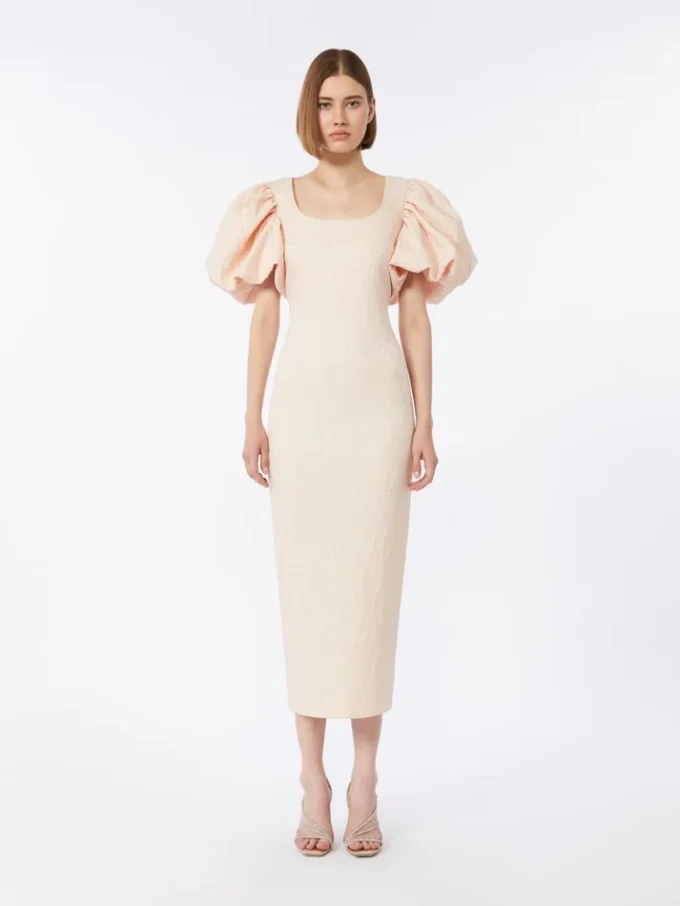 Robe longue en jacquard cloqué, couleur poudre Robe longue en jacquard cloqué, couleur poudre
