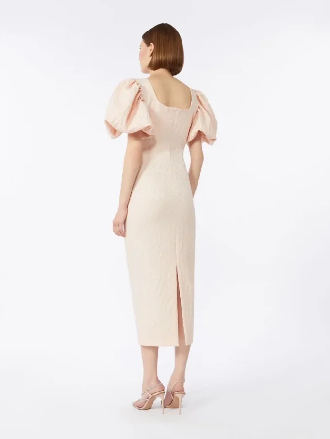 Robe longue en jacquard cloqué, couleur poudre Robe longue en jacquard cloqué, couleur poudre
