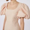 Robe longue en jacquard cloqué, couleur poudre Robe longue en jacquard cloqué, couleur poudre