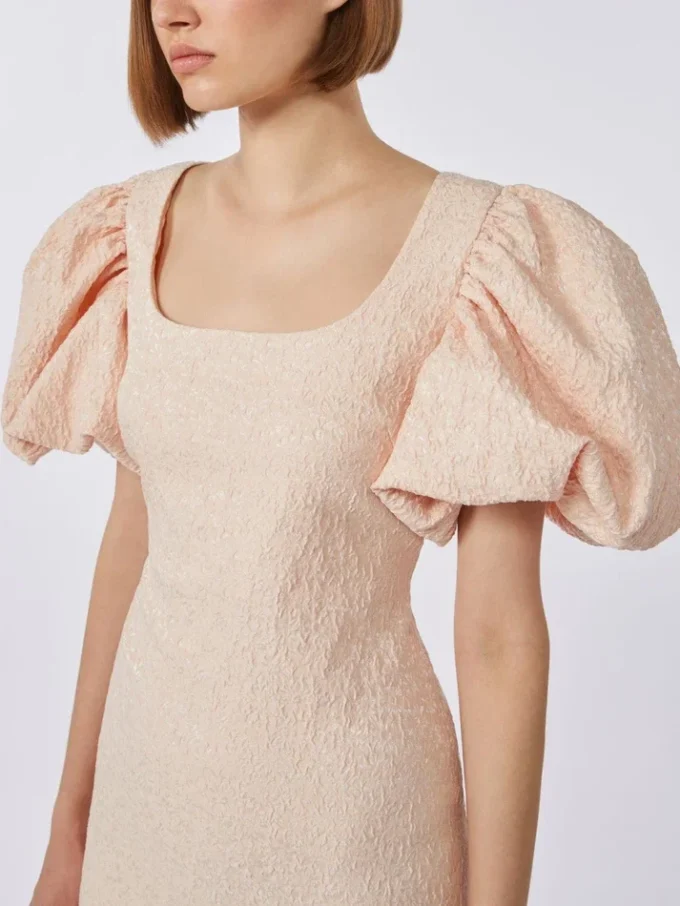 Robe longue en jacquard cloqué, couleur poudre Robe longue en jacquard cloqué, couleur poudre