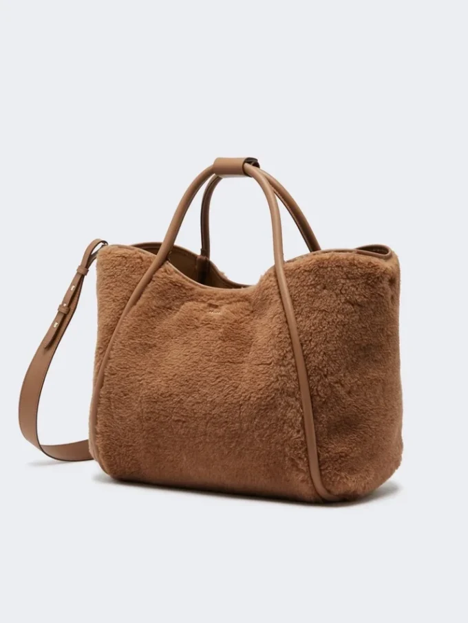 Sac marin moyen en tissu teddy, couleur camel Sac marin moyen en tissu teddy, couleur camel