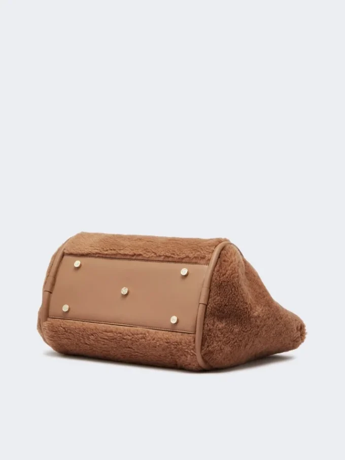 Sac marin moyen en tissu teddy, couleur camel Sac marin moyen en tissu teddy, couleur camel