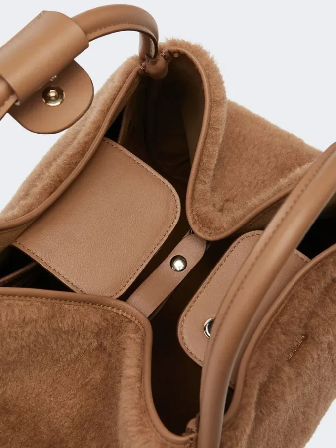 Sac marin moyen en tissu teddy, couleur camel Sac marin moyen en tissu teddy, couleur camel