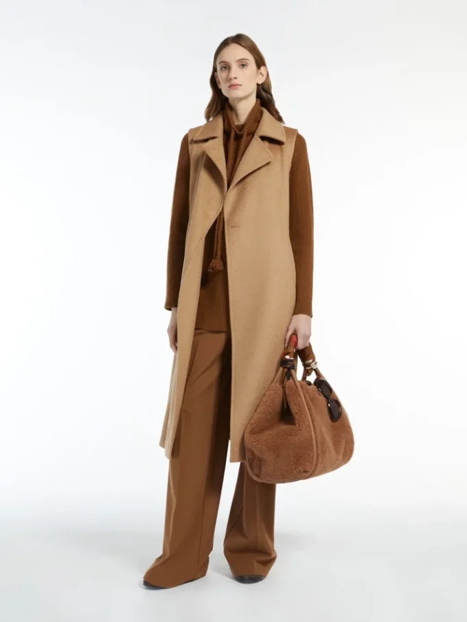 Sac marin moyen en tissu teddy, couleur camel Sac marin moyen en tissu teddy, couleur camel