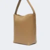 Sac seau en cuir Archetipo moyen, couleur boue Sac seau en cuir Archetipo moyen, couleur boue