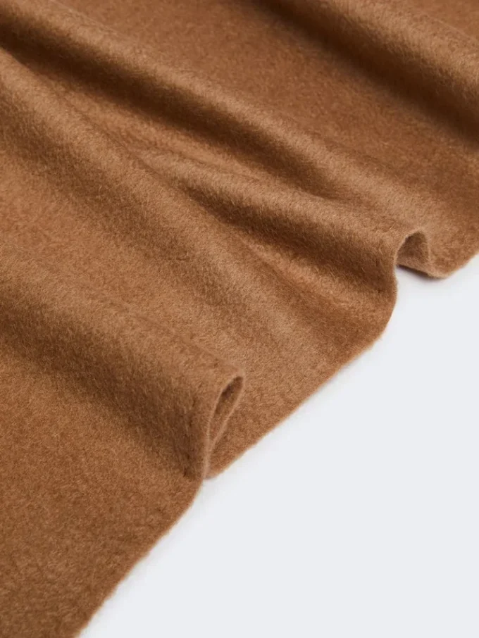 Étole camel brodée d’un monogramme, camel Étole camel brodée d’un monogramme, camel