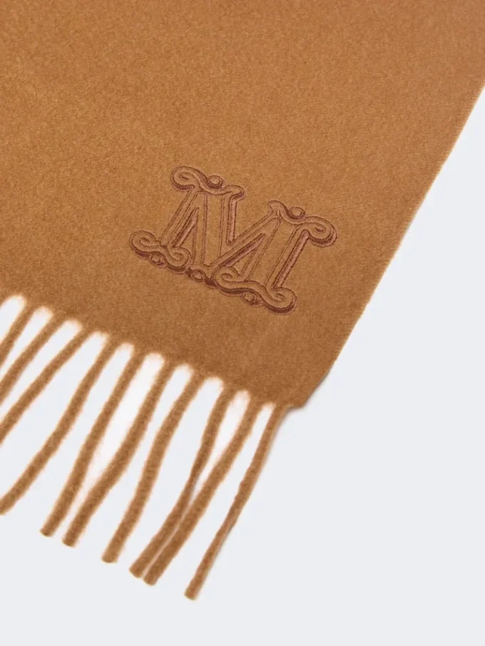 Étole en cachemire brodée d’un monogramme, couleur tabac Étole en cachemire brodée d’un monogramme, couleur tabac