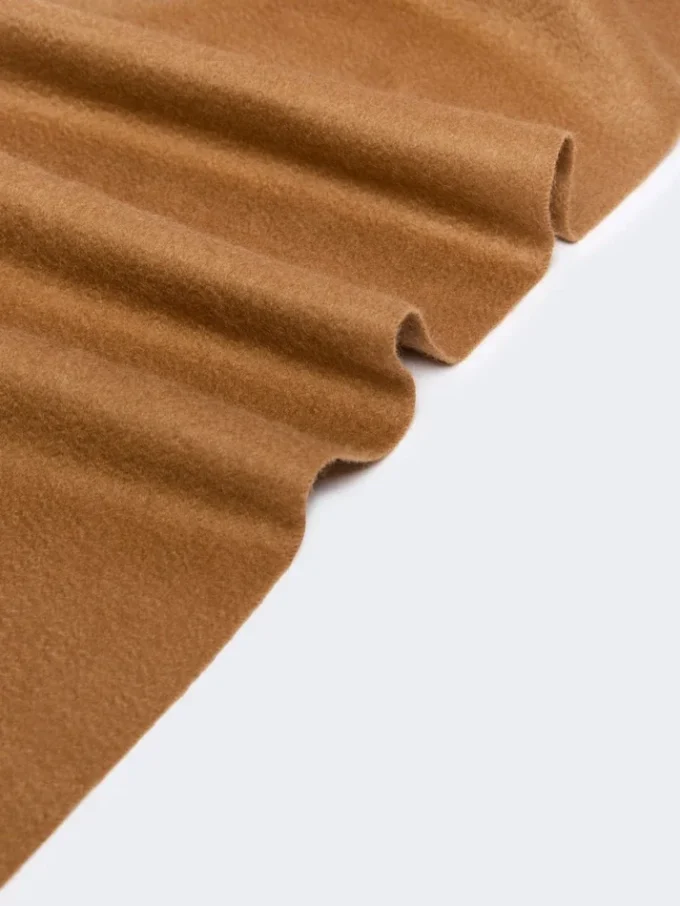 Étole en cachemire brodée d’un monogramme, couleur tabac Étole en cachemire brodée d’un monogramme, couleur tabac
