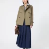 Trench-coat court en gabardine déperlante, couleur boue Trench-coat court en gabardine déperlante, couleur boue
