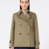 Trench-coat court en gabardine déperlante, couleur boue Trench-coat court en gabardine déperlante, couleur boue