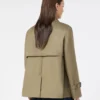 Trench-coat court en gabardine déperlante, couleur boue Trench-coat court en gabardine déperlante, couleur boue