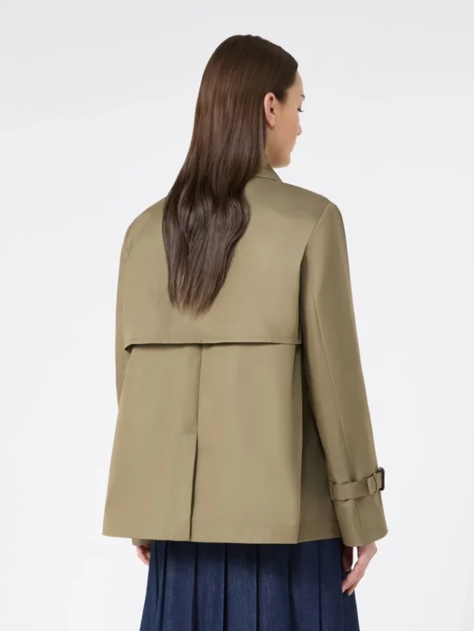 Trench-coat court en gabardine déperlante, couleur boue Trench-coat court en gabardine déperlante, couleur boue
