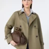 Trench-coat court en gabardine déperlante, couleur boue Trench-coat court en gabardine déperlante, couleur boue