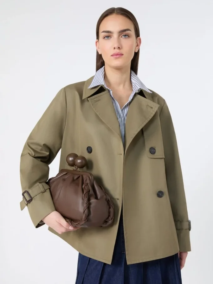 Trench-coat court en gabardine déperlante, couleur boue Trench-coat court en gabardine déperlante, couleur boue