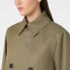 Trench-coat court en gabardine déperlante, couleur boue Trench-coat court en gabardine déperlante, couleur boue