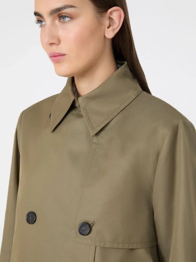 Trench-coat court en gabardine déperlante, couleur boue Trench-coat court en gabardine déperlante, couleur boue