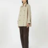 Trench-coat court en sergé déperlant, couleur sable