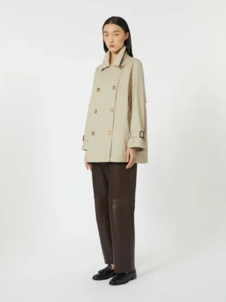 Trench-coat court en sergé déperlant, couleur sable Trench-coat court en sergé déperlant, couleur sable