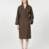 Trench-coat en sergé déperlant à ceinture, couleur chocolat Trench-coat en sergé déperlant à ceinture, couleur chocolat