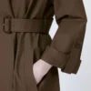 Trench-coat en sergé déperlant à ceinture, couleur chocolat Trench-coat en sergé déperlant à ceinture, couleur chocolat