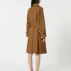 Trench-coat en sergé déperlant à double boutonnage, couleur tabac Trench-coat en sergé déperlant à double boutonnage, couleur tabac