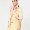 Trench-coat mi-long en gabardine imprimée hydrofuge, jaune Trench-coat mi-long en gabardine imprimée hydrofuge, jaune