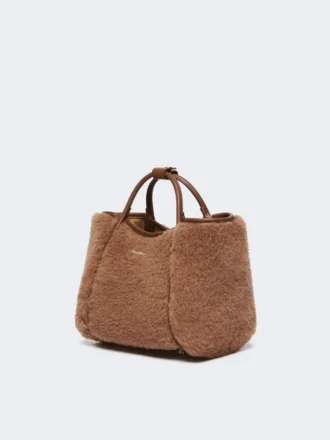 Très petit sac marine en tissu teddy, couleur camel