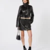 Veste courte en cuir verni à imprimé alligator, noir