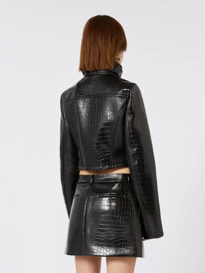 Veste courte en cuir verni à imprimé alligator, noir